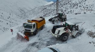 Kar yağışı nedeniyle kapanan yolların tamamını ulaşıma açıldı - Videolu Haber