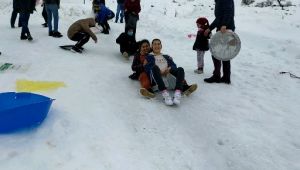 Kar yağışına sevinen Besni'li çocuklar kayak yapmanın keyfini yaşadı - Videolu Haber