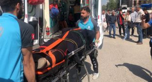 Karşıya geçmeye çalışan anne ve oğluna motor çarptı - Videolu Haber