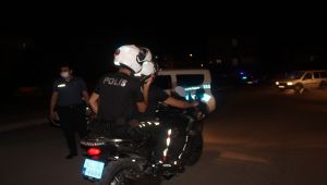 Kavga eden iki grup polisi görünce kaçtı