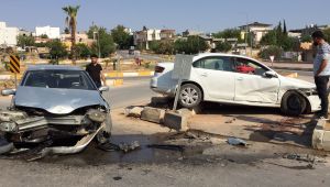 Kavşakta iki otomobil çarpıştı: 1 yaralandı