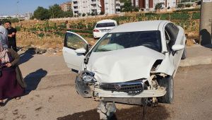 Kavşakta iki otomobil çarpıştı: 2 yaralı