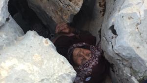 Kayalıklarda sıkışan yaşlı kadın hastanede öldü - Videolu Haber