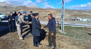 Kaymakam Bozkurtoğlu minik öğrencileri sevindirdi