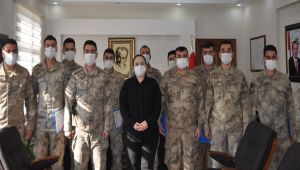 Kaymakam Demir, jandarma personelini başarı belgesi ile ödüllendirdi