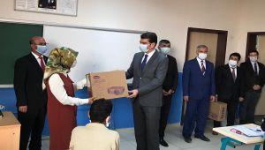Kaymakam Köksal, okula projeksiyon cihazı hediye etti - Videolu Haber