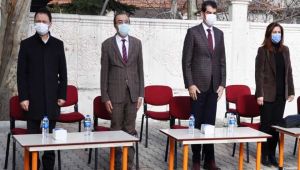 Kaymakam Köksal, okuma yazma öğrenen miniklerin kırmızı kurdelesini taktı