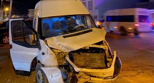 Kazasında araçta sıkışan sürücü yaralandı