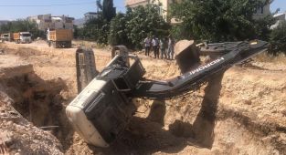 Kepçe kendi kazdığı çukura düştü - Videolu Haber