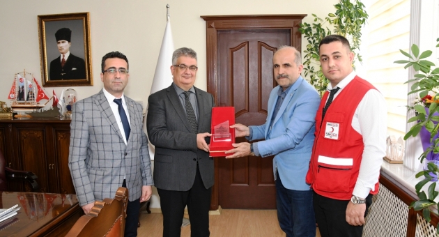 Kızılay’dan Vali Aykut Pekmez’e Kan Bağışı İçin Teşekkür Plaketi