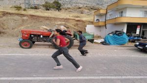 Kızına Destek İçin Kızıyla Birlikte Koştu