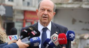 KKTC Cumhurbaşkanı Ersin Tatar Deprem Şehitleri Kabristanı'nı ziyaret etti