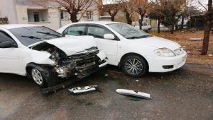 Kontrolden Çıkan Otomobil, Bisiklete ve 2 Araca Çarparak Durabildi - Videolu Haber