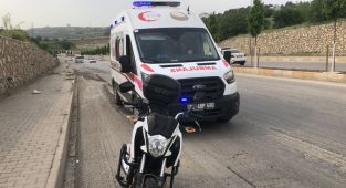 Köpeğe çarpmamak için devrilen motosiklet sürücüsü yaralandı - Videolu Haber