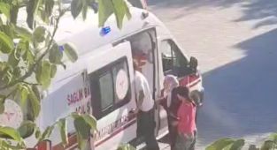 Köpeklerin saldırdığı yaşlı adam hastaneye kaldırıldı - Videolu Haber