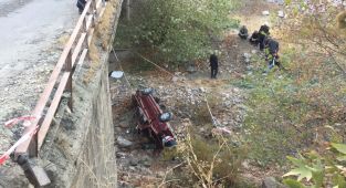 Köprüden aşağı uçan otomobil sürücüsü öldü - Videolu Haber