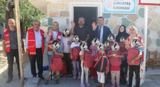 Köy okullarına giyim ve kırtasiye desteği: 300 öğrenciye yardım ulaştırıldı