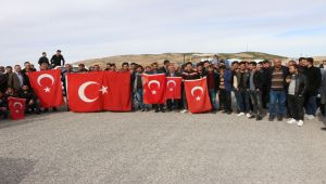 Köylerine Kavşak İsteyen Köylüler Yol Kapattı