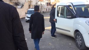 Küçük yaştaki hırsız bir evin bahçesinden demir çalarken yakalandı