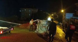 Kum yığınına çarparak devrilen otomobil sürücüsü yaralandı - Videolu Haber