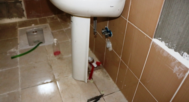 Kütüphanedeki Muslukları Çalmak İsterken Yakalandılar