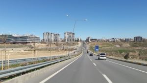 Kuvvetli fırtınadan elektrik direkleri yan yattı