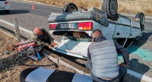 Lastiği patlayarak ters dönen otomobilin sürücüsü yaralandı