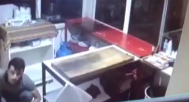 Lokantadaki Hırsızlık Güvenlik Kamerasında - Videolu Haber