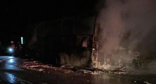 Malatya'da alev alan yolcu otobüsünü itfaiye ekipleri söndürdü