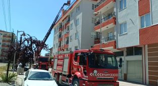 Malatya'da bir apartman çatısında yangın çıktı - Videolu Haber