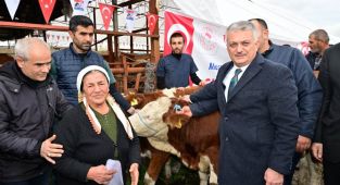 Malatya'da depremden etkilenen çiftçilere hayvan ve sıvat desteği