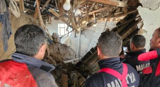 Malatya'da göçük altında kalan büyükbaş hayvanlar kurtarıldı