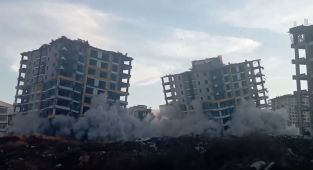 Malatya'da ikiz binalar kontrollü şekilde yıkıldı - Videolu Haber