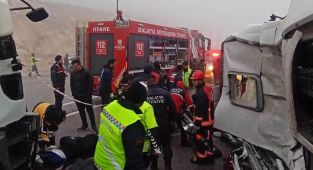 Malatya'da, otobüs ile kamyon çarpıştı: 4 ölü, 36 yaralı - Videolu Haber