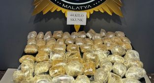 Malatya'da otomobildeki 44 kilo uyuşturucuya 3 gözaltı - Videolu Haber