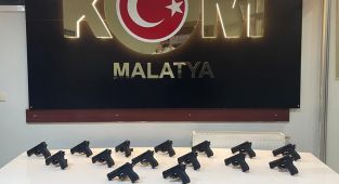 Malatya’da silah kaçakçılarına darbe: 15 ruhsatsız tabanca ele geçirildi - Videolu Haber