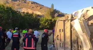 Malatya'da yolcu otobüsü şarampole yuvarlandı: 3'ü ağır, 22 yaralı - Videolu Haber