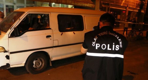 Markete Ateş Açıldı, Yoldan Geçen Kişi Vuruldu