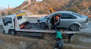 Menfeze çarpan otomobil sürücüsü yaralandı