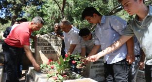 Merhum sanatçı Abdullah Uyanık mezarı başında dualarla anıldı - Videolu Haber