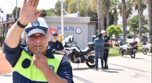 Mersin’de kurallara uymayan sürücülere geçit verilmiyor - Videolu Haber
