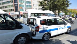 Minibüs ekip aracına çarptı: 2 polis yaralı - Videolu Haber