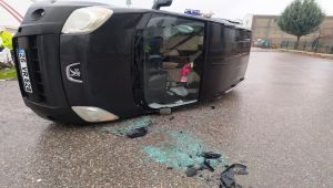 Minibüs ile hafif ticari araç çarpıştı:1 yaralı - Videolu Haber