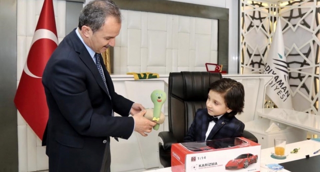 Minik Başkan Koltuğa Oturup, Talimatlarını Verdi