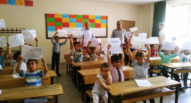 Minik Öğrencilerin Karne Sevinci