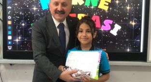 Minikler karne ve hediyelerini Vali Dr. Varol'dan aldı - Videolu Haber