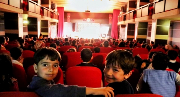 Minikler, Tiyatro Oyununu Çok Beğendi