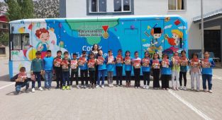 Mobil Çocuk Kütüphanesi minik gönüllere dokunmaya devam ediyor