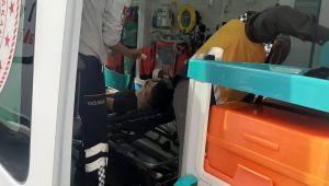 Motosiklet ile hafif ticari araç çarpıştı: 1 yaralı