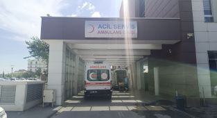 Motosiklet ile otomobil çarpıştı: 1'i ağır 2 yaralı